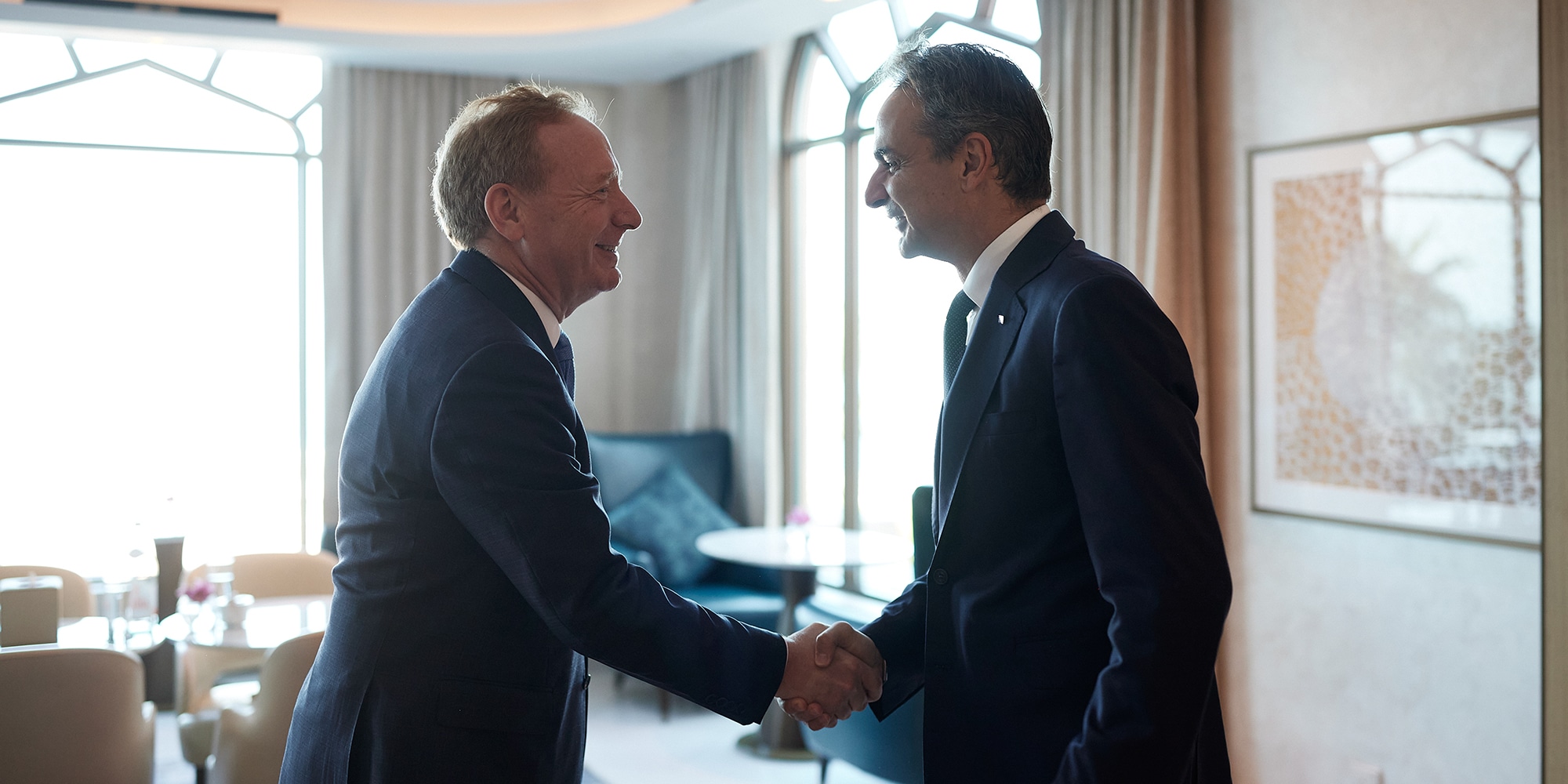 Ο Πρωθυπουργός Κυριάκος Μητσοτάκης συναντήθηκε με τον Αντιπρόεδρο ΔΣ και Πρόεδρο της Microsoft Brad Smith, στο περιθώριο της 28ης Διάσκεψης του ΟΗΕ για την Κλιματική Αλλαγή (COP28) στο Ντουμπάι