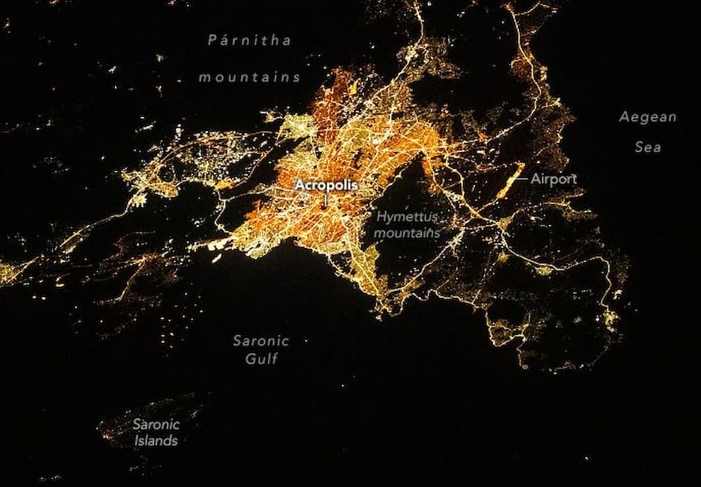 Η νυχτερινή Αθήνα από το διάστημα – Η εντυπωσιακή φωτογραφία ενός αστροναύτη της NASA (εικόνα)