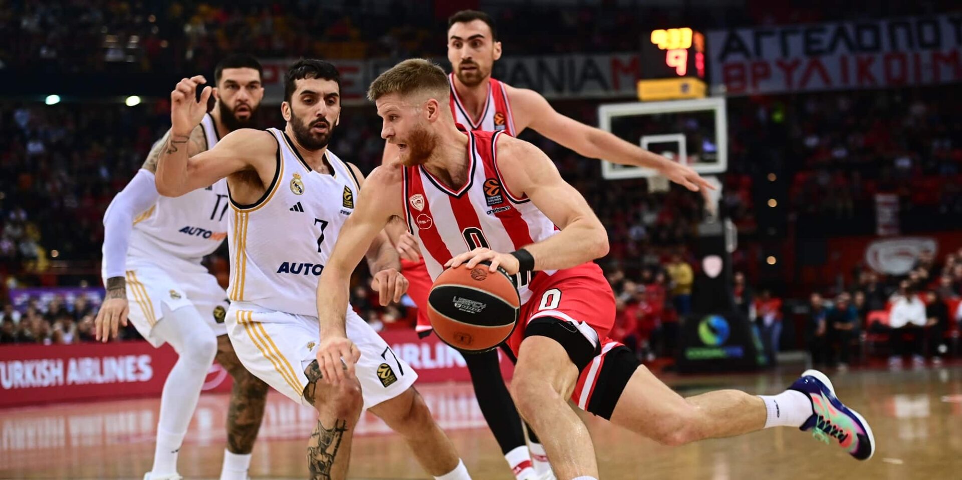 Φάση από το Ολυμπιακός-Ρεάλ Μαδρίτης για τη Euroleague