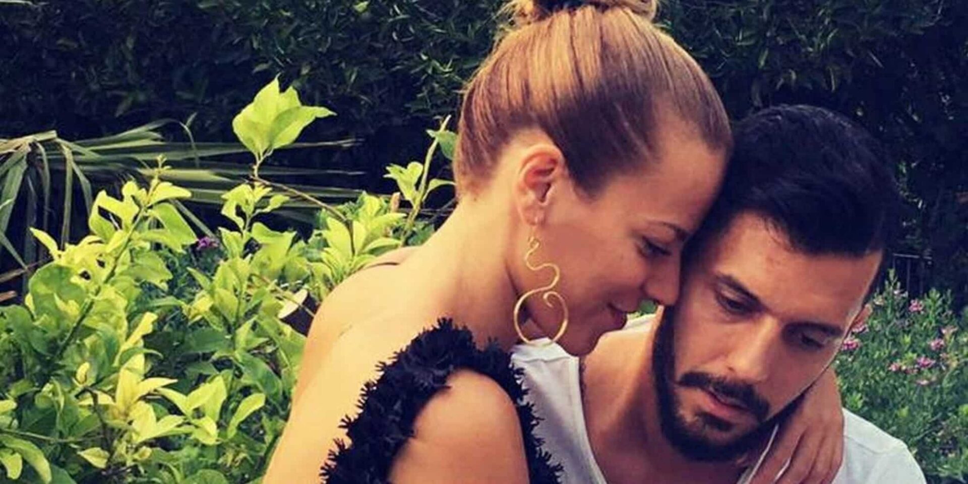 O τερματοφύλακας του Αιολικού με τη σύζυγό του