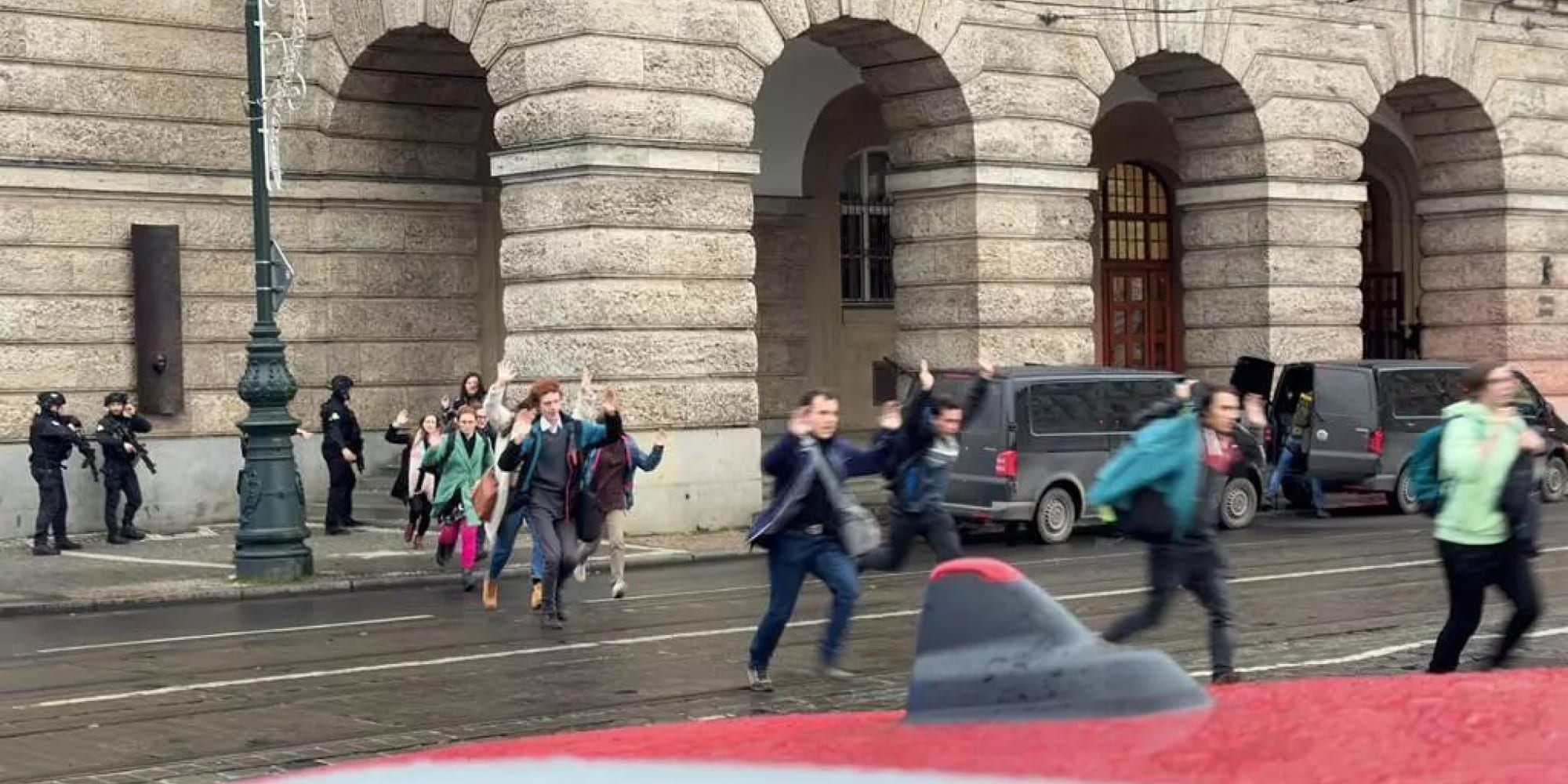 Πολίτες τρέχουν μετά τους πυροβολισμούς στην Πράγα