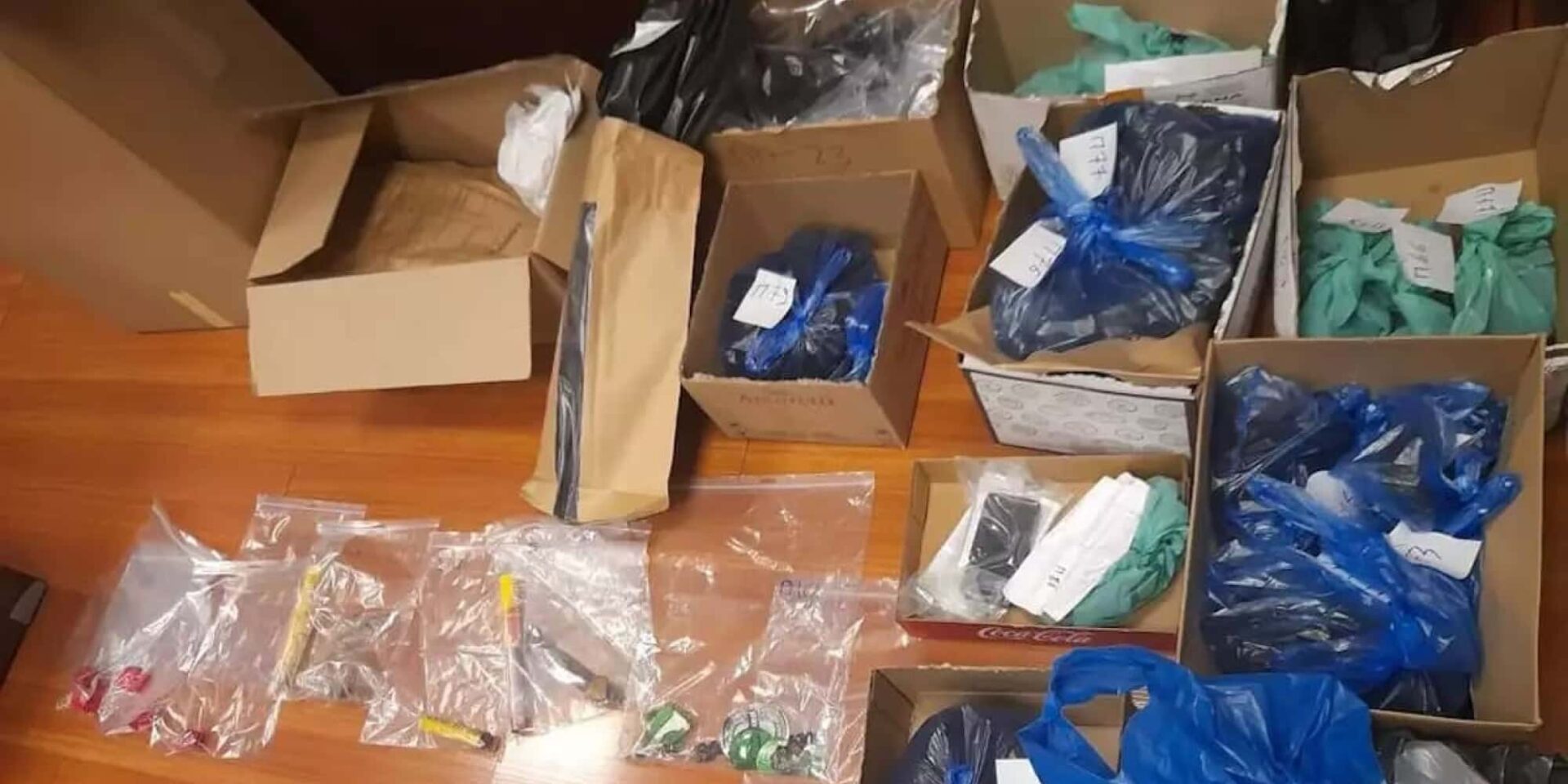 Φωτοβολίδες, μαχαίρια και καμένα ρούχα βρήκε η ΕΛ.ΑΣ μετά τα επεισόδια στου Ρέντη