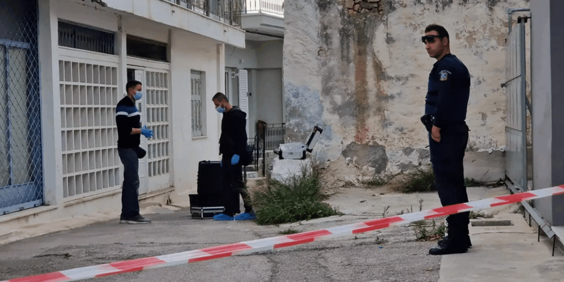Αστυνομικοί στο σπίτι που έγινε η γυναικοκτονία στη Σαλαμίνα