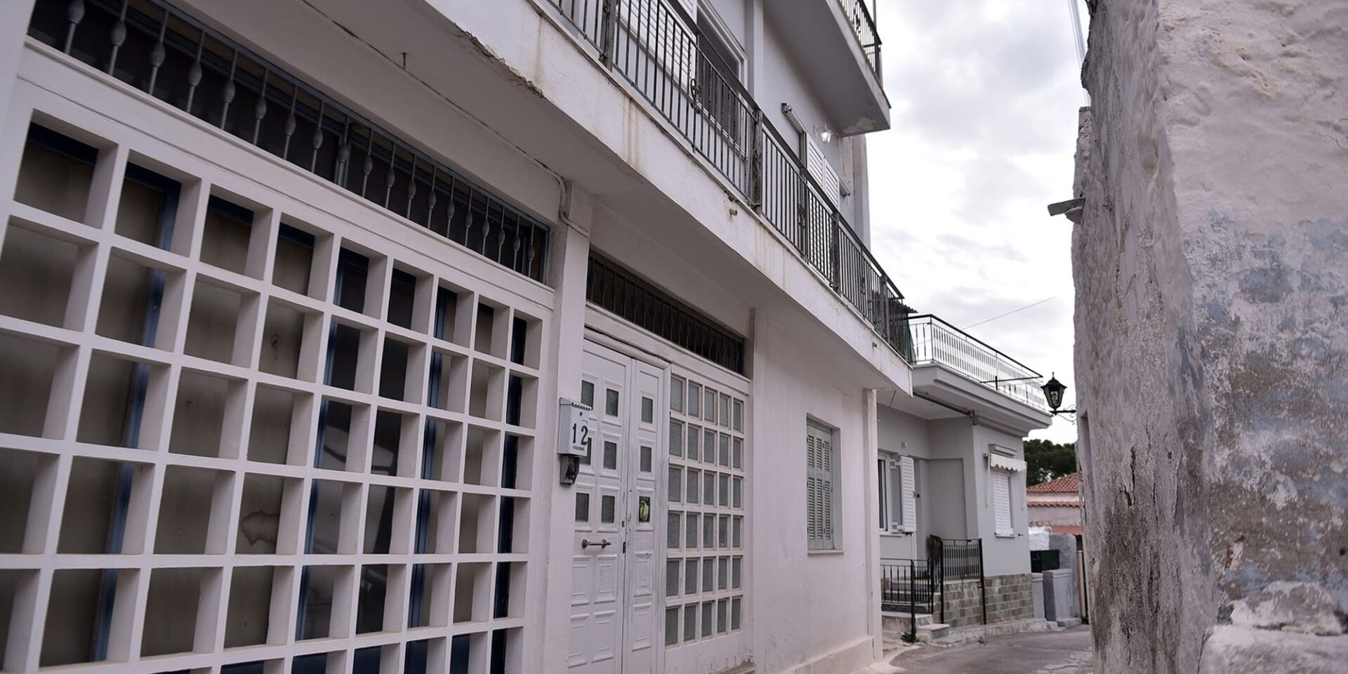 Αστυνομικοί στο σπίτι που έγινε η γυναικοκτονία στη Σαλαμίνα