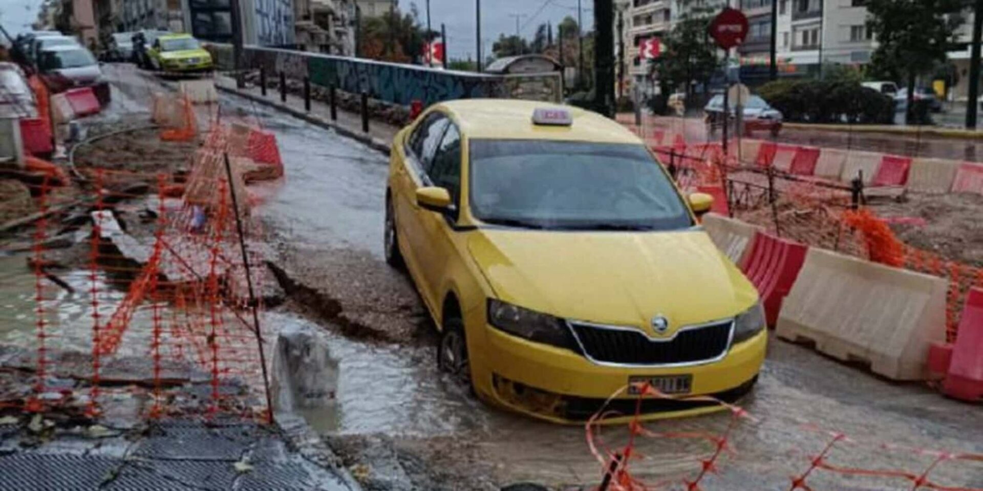 Υποχώρησε το οδόστρωμα στη Λεωφόρο Αλεξάνδρας και «κατάπιε» ταξί!
