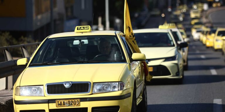 Έρχονται πρόστιμα 1.000 ευρώ στους οδηγούς ταξί – Σαρωτικοί έλεγχοι για το αυτοκόλλητο πληρωμών μέσω POS!