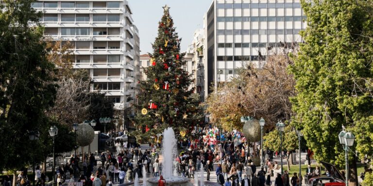 Δώρο Χριστουγέννων: Τελευταία ημέρα σήμερα για την καταβολή – Υπολογίστε πόσα χρήματα θα πάρετε