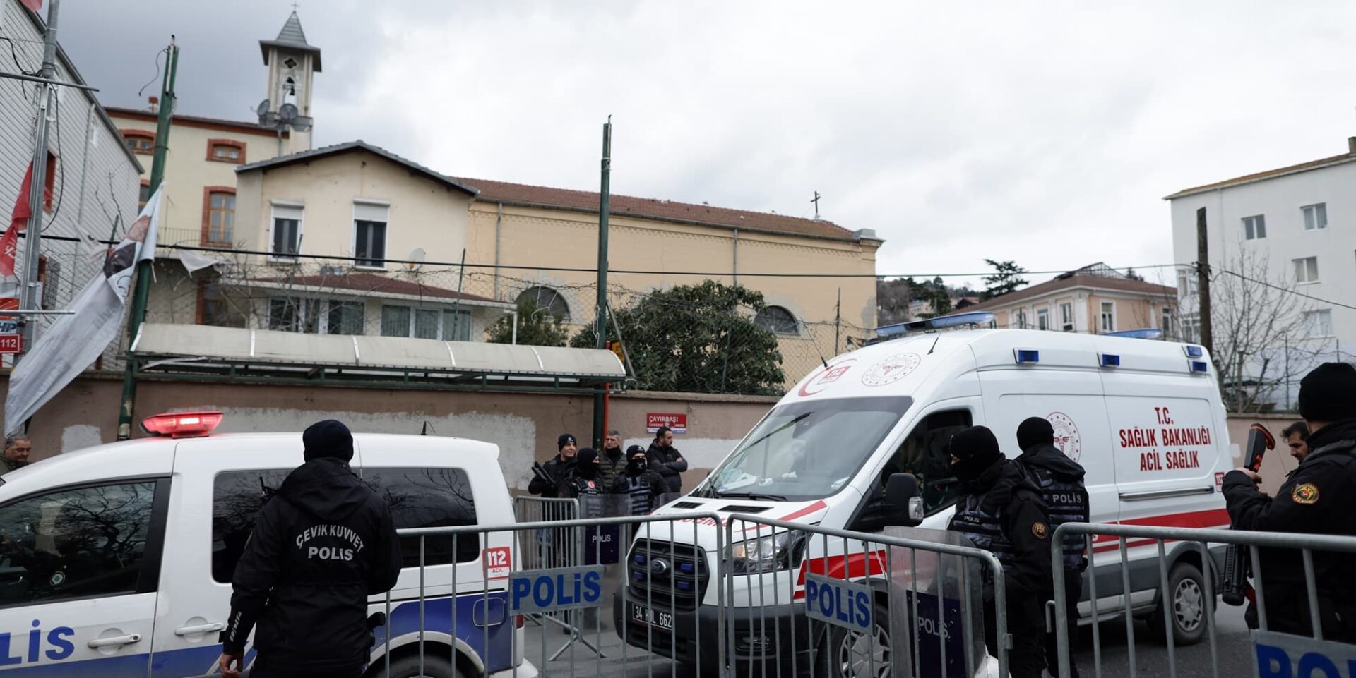 Αστυνομικοί έξω από εκκλησία στην Τουρκία
