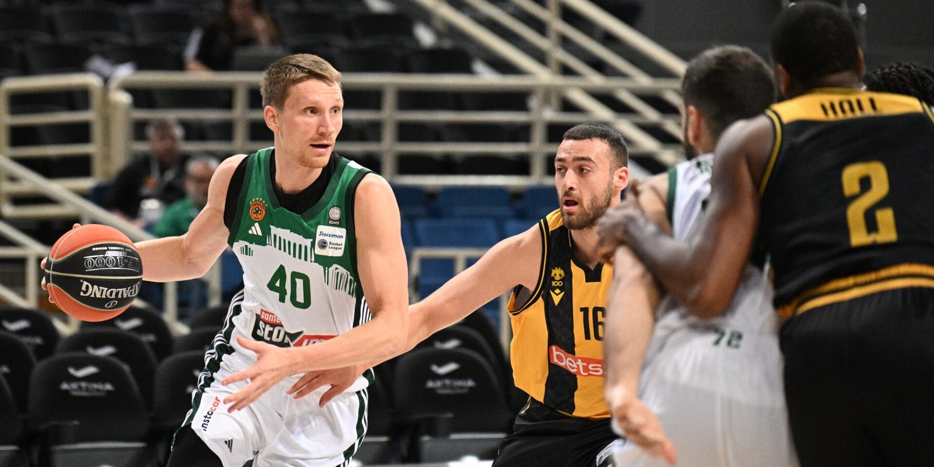 Φάση από το Παναθηναϊκός-ΑΕΚ για τη Basket League