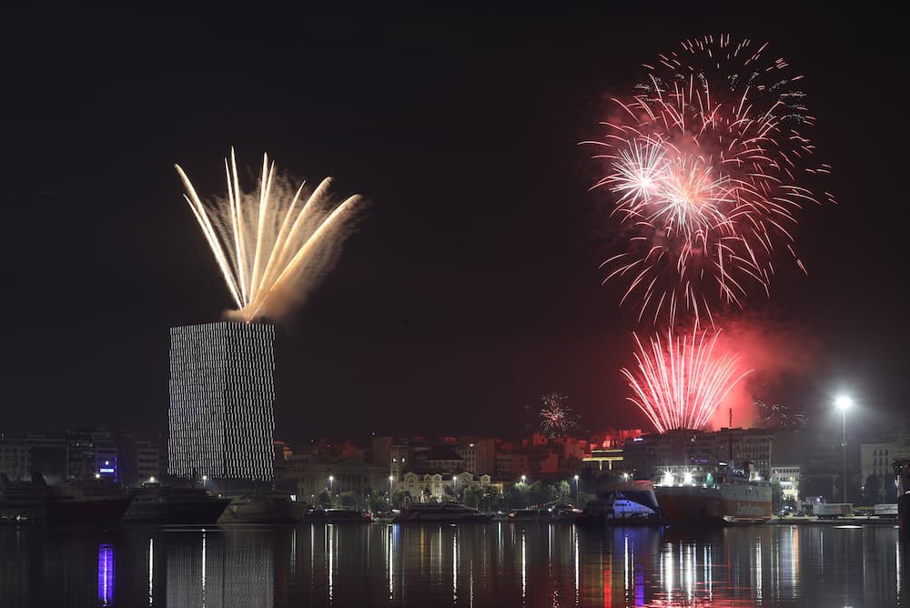 6072260 1 - Η Ελλάδα υποδέχθηκε το 2024 με συναυλίες, πάρτι και φαντασμαγορικά πυροτεχνήματα (εικόνες & βίντεο)