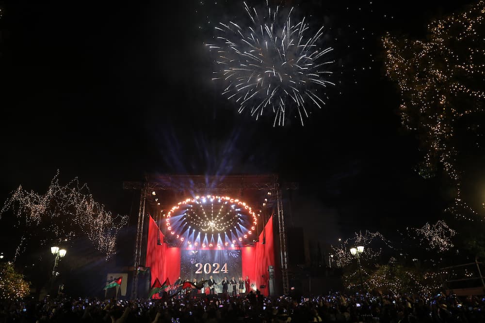 Η Ελλάδα υποδέχθηκε το 2024 με συναυλίες, πάρτι και φαντασμαγορικά πυροτεχνήματα (εικόνες & βίντεο)