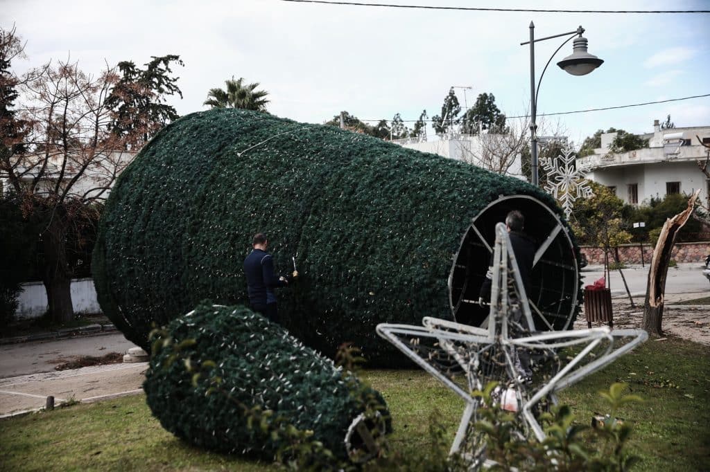 Η κακοκαιρία σάρωσε τη Φιλοθέη: Κορμοί στη μέση του δρόμου, έπεσε ακόμα και το χριστουγεννιάτικο δέντρο! (εικόνες)