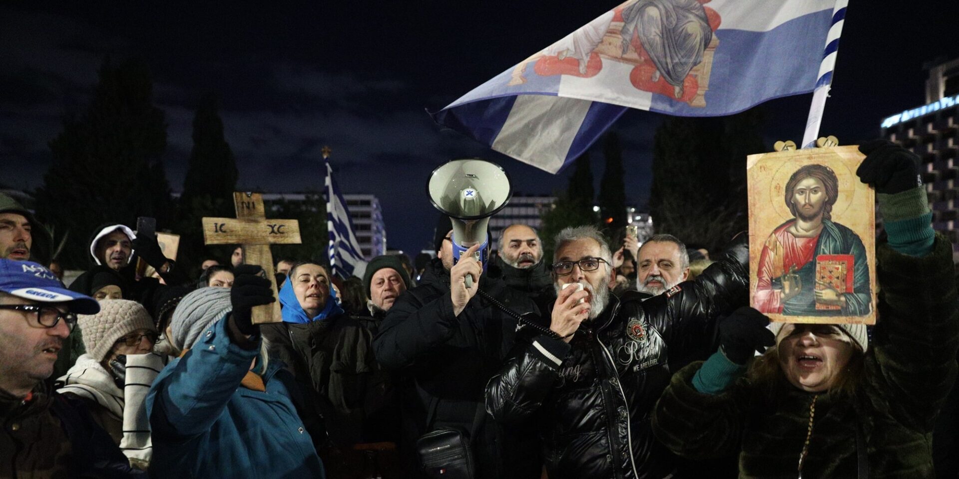 Σημαίες, σταυροί και εικόνες του Χριστού στη συγκέντρωση στο Σύνταγμα