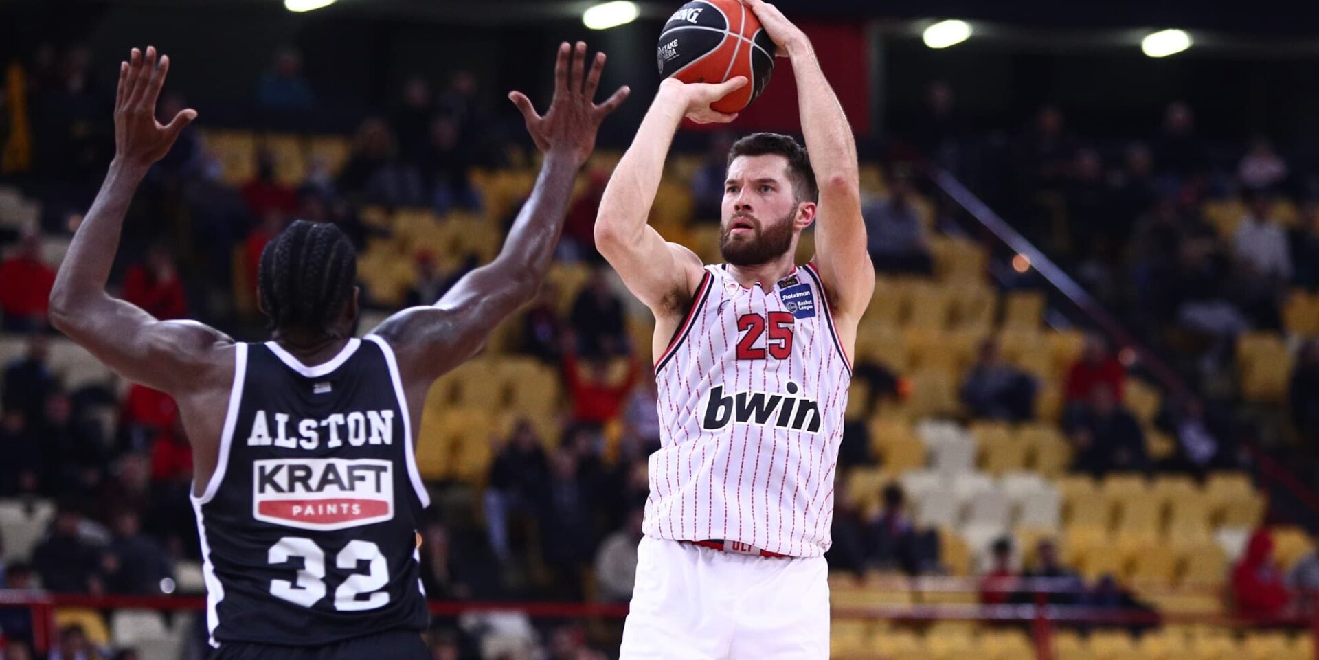 Φάση από το Ολυμπιακός-ΠΑΟΚ για τη Basket League
