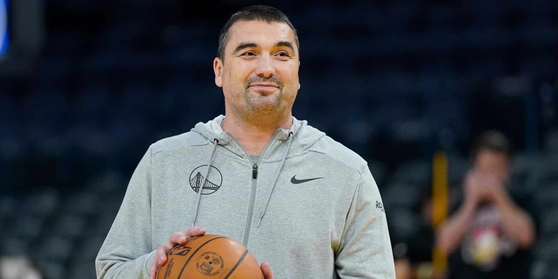 Ο Ντέγιαν Μιλόγεβιτς με μπάλα του μπάσκετ