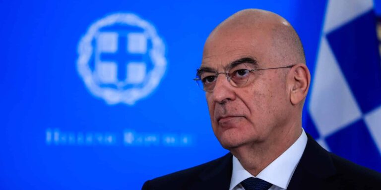 Δένδιας: «Δεν υπάρχει μεταφορά οπλισμού στην Ουκρανία»