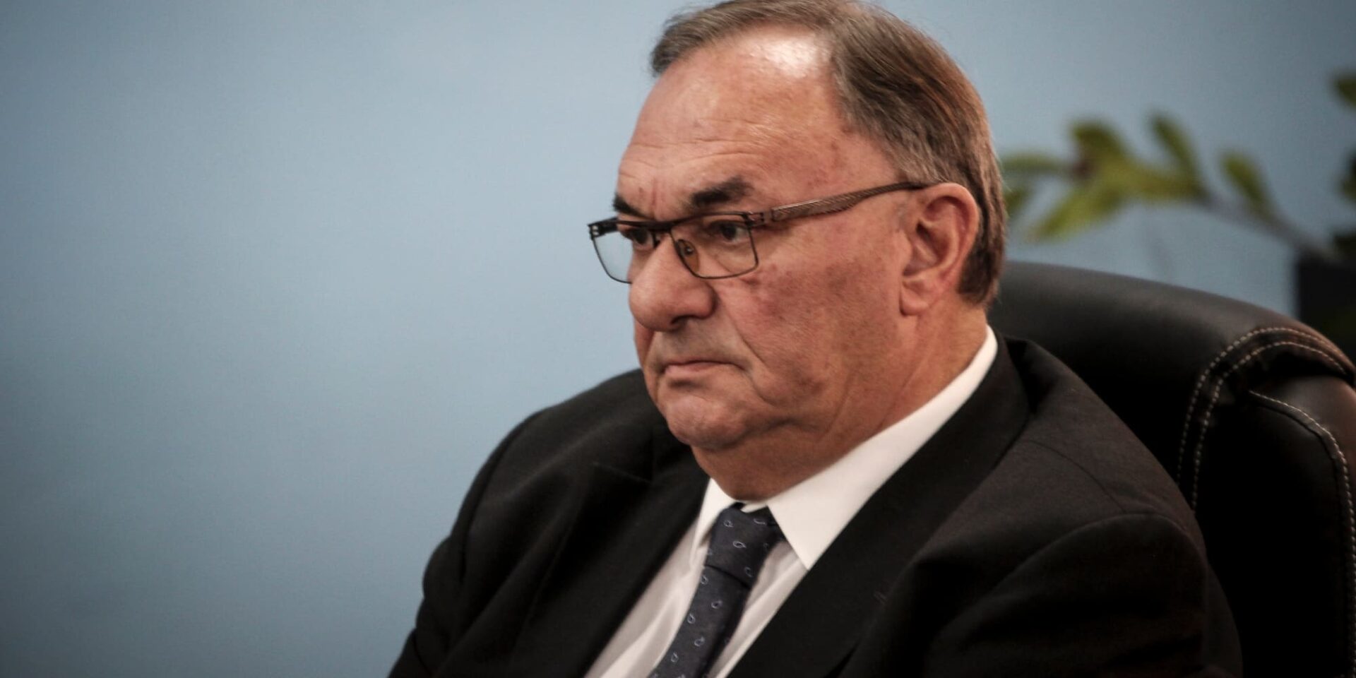 Ο Δημήτρης Καλογερόπουλος καταλαμβάνει την έδρα του Μιλτιάδη Βαρβιτσιώτη