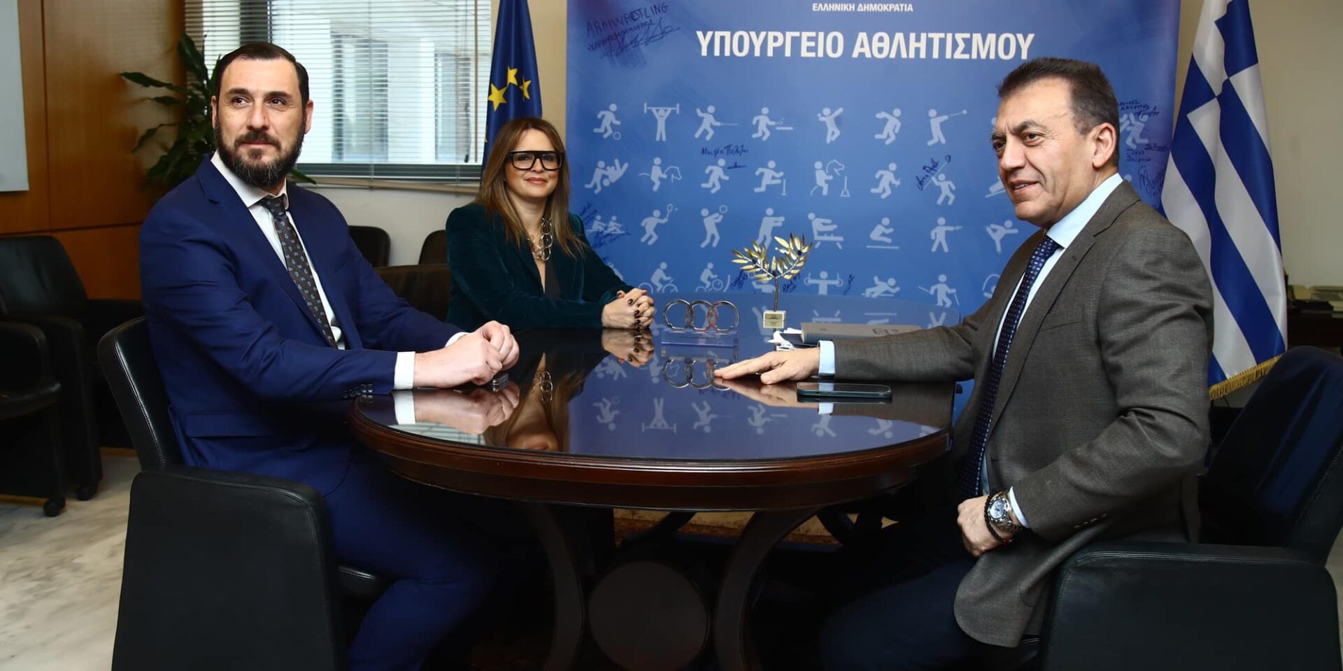 Ο πρόεδρος της Super League, Μηνάς Λυσάνδρου, με τον Υφυπουργό Αθλητισμού, Γιάννη Βρούτση