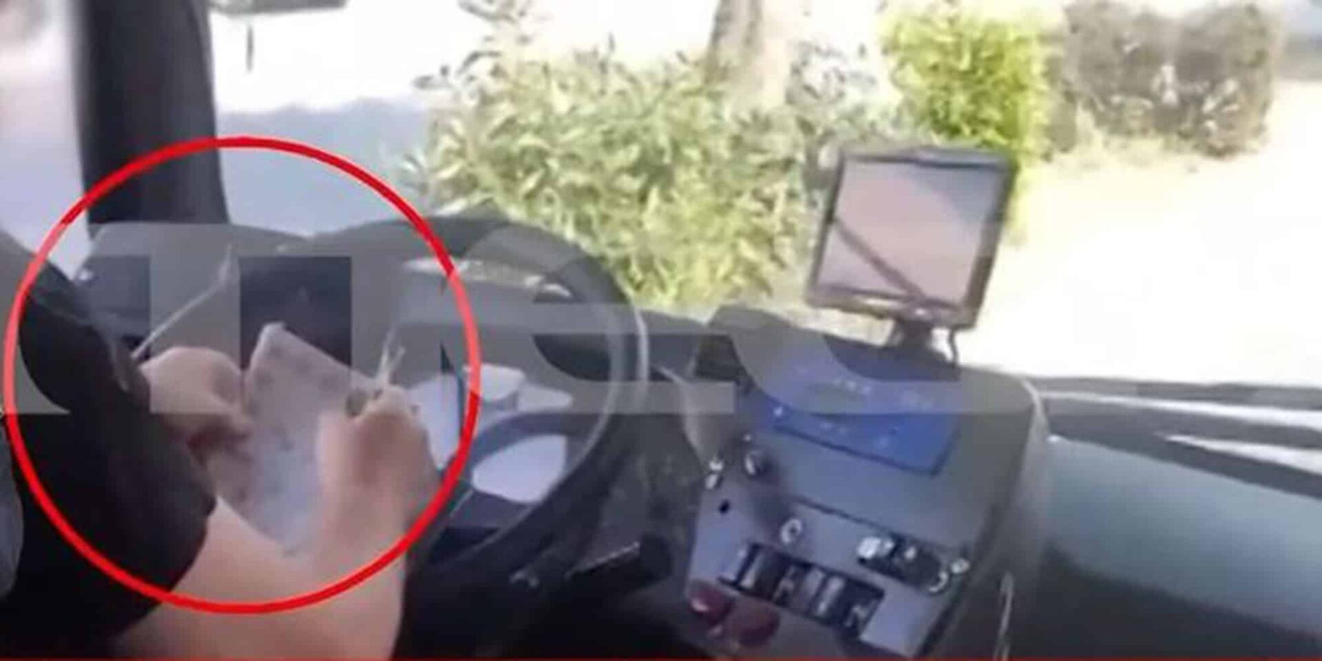 Οδηγός λεωφορείου με σταυρόλεξο στο χέρι