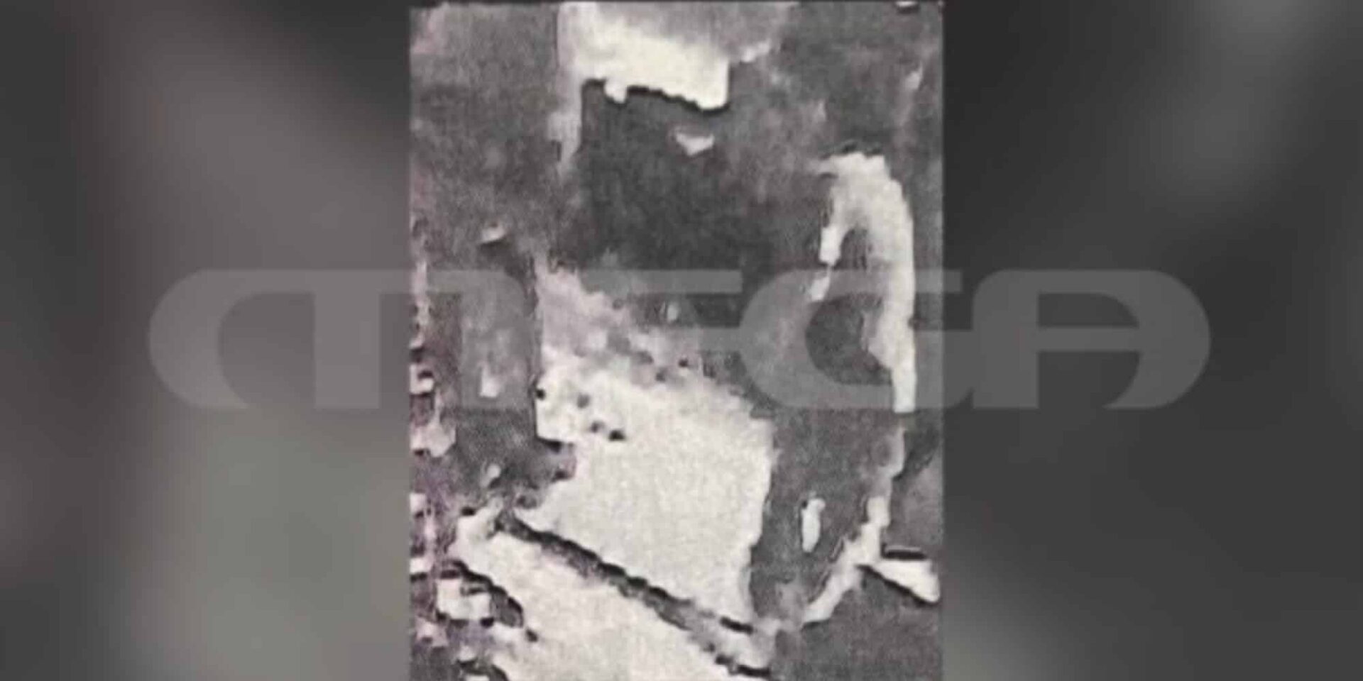 Η στιγμή που οι δράστες μεταφέρουν τη σορό της 41χρονης εγκύου στο μπαούλο