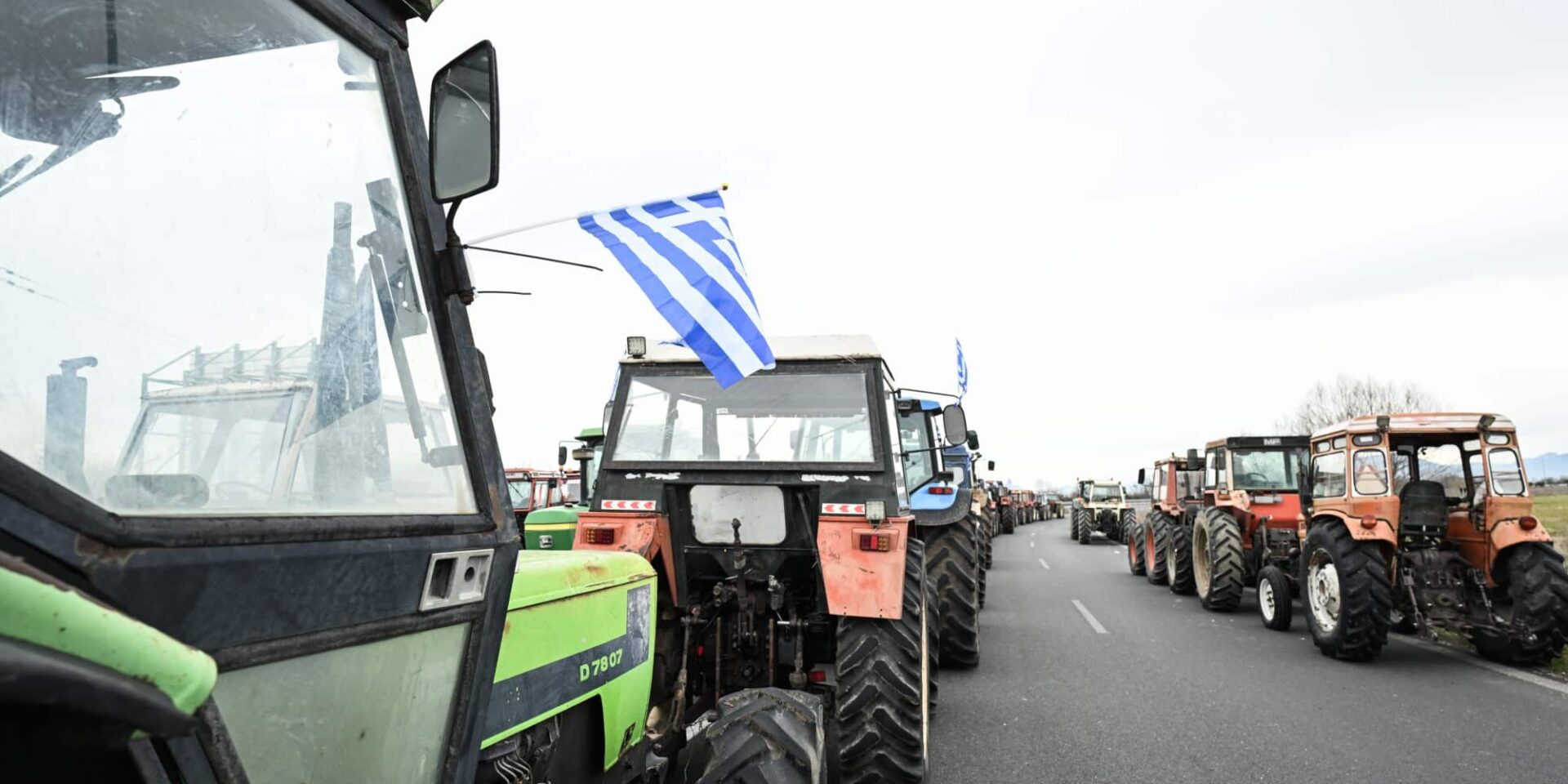 Μπλόκο αγροτών με τρακτέρ