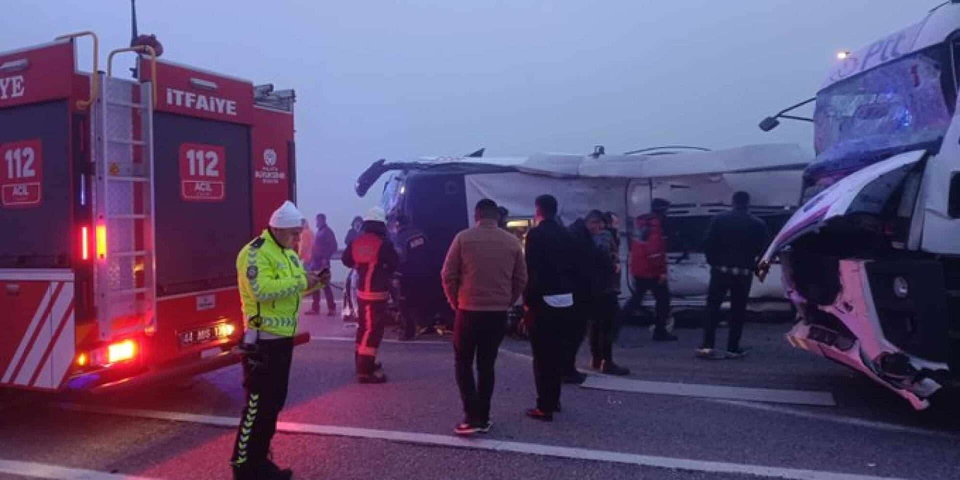 Φονική σύγκρουση φορτηγού με λεωφορείο στην Τουρκία