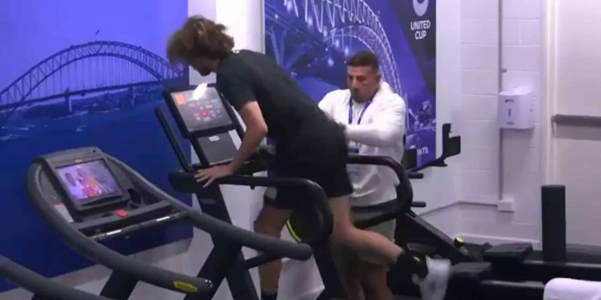 Ο Στέφανος Τσιτσιπάς σκόνταψε κάνοντας διάδρομο