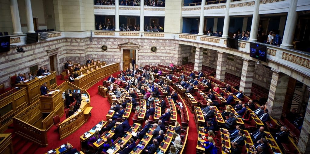 Υπερψηφίστηκε το νομοσχέδιο για τα ομόφυλα ζευγάρια