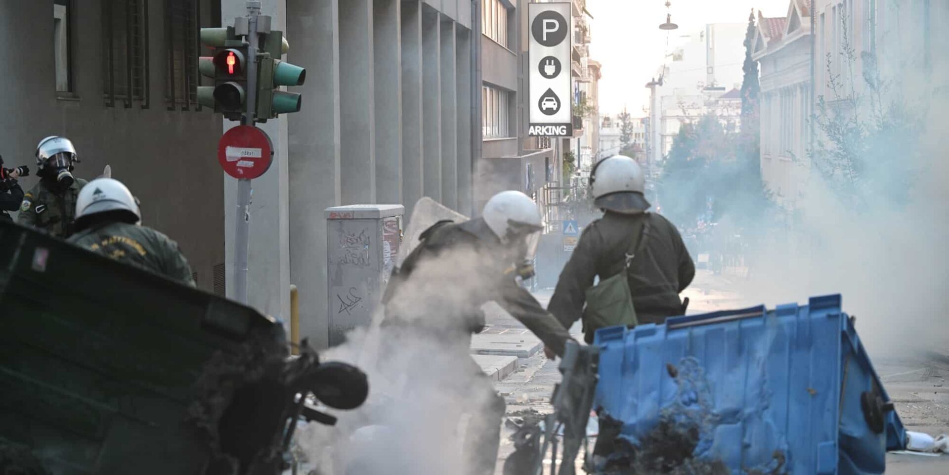 Επεισόδια έξω από τη Νομική