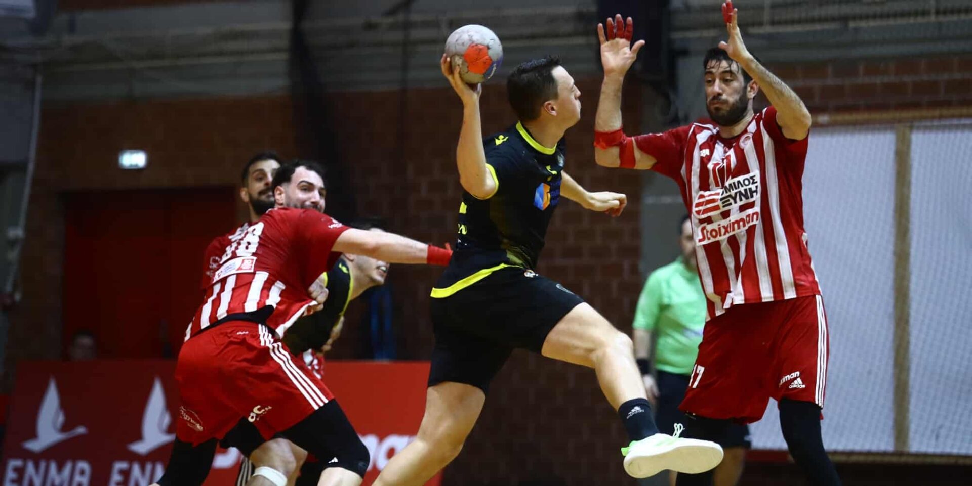 Φάση από το Ολυμπιακός-ΑΕΚ για τη Handball Premier