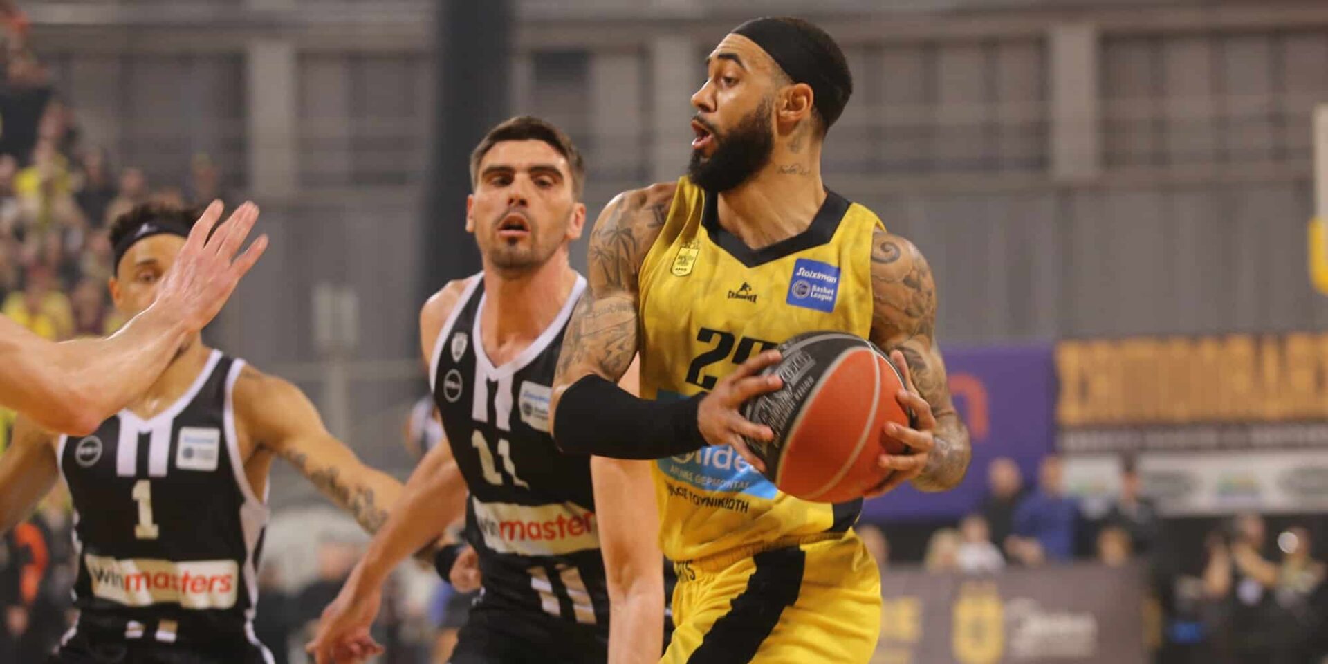 Φάση από το Άρης-ΠΑΟΚ για τη Basket League