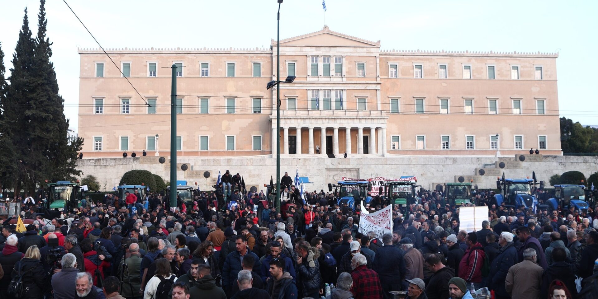 Αγρότες με τρακτέρ στο Σύνταγμα