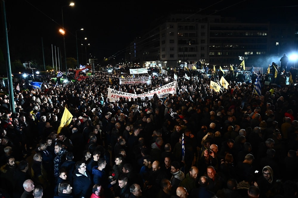 Οι αγρότες στην Αθήνα: Εικόνες από το μεγαλειώδες συλλαλητήριο με τα τρακτέρ στο Σύνταγμα!