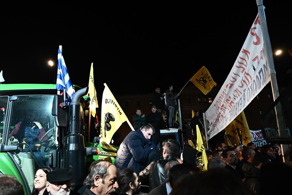 6123778 - Οι αγρότες στην Αθήνα: Εικόνες από το μεγαλειώδες συλλαλητήριο με τα τρακτέρ στο Σύνταγμα!