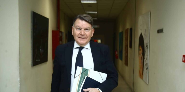 Κούγιας: «Ο Λύτρας έχει ντέρτια, όποιος δέρνει δεν πάει μπουζούκια;»