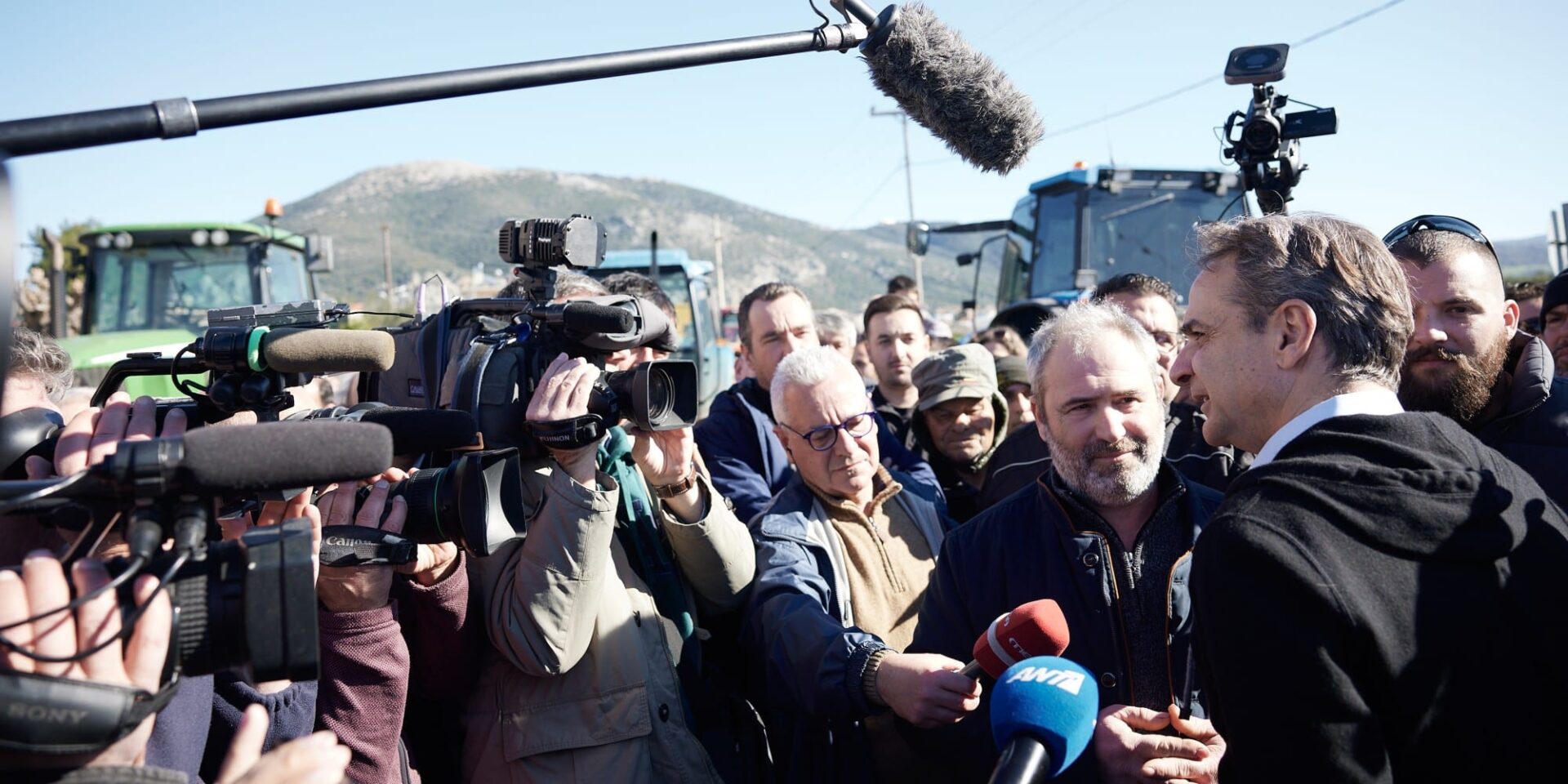 Ο Κυριάκος Μητσοτάκης με αγρότες