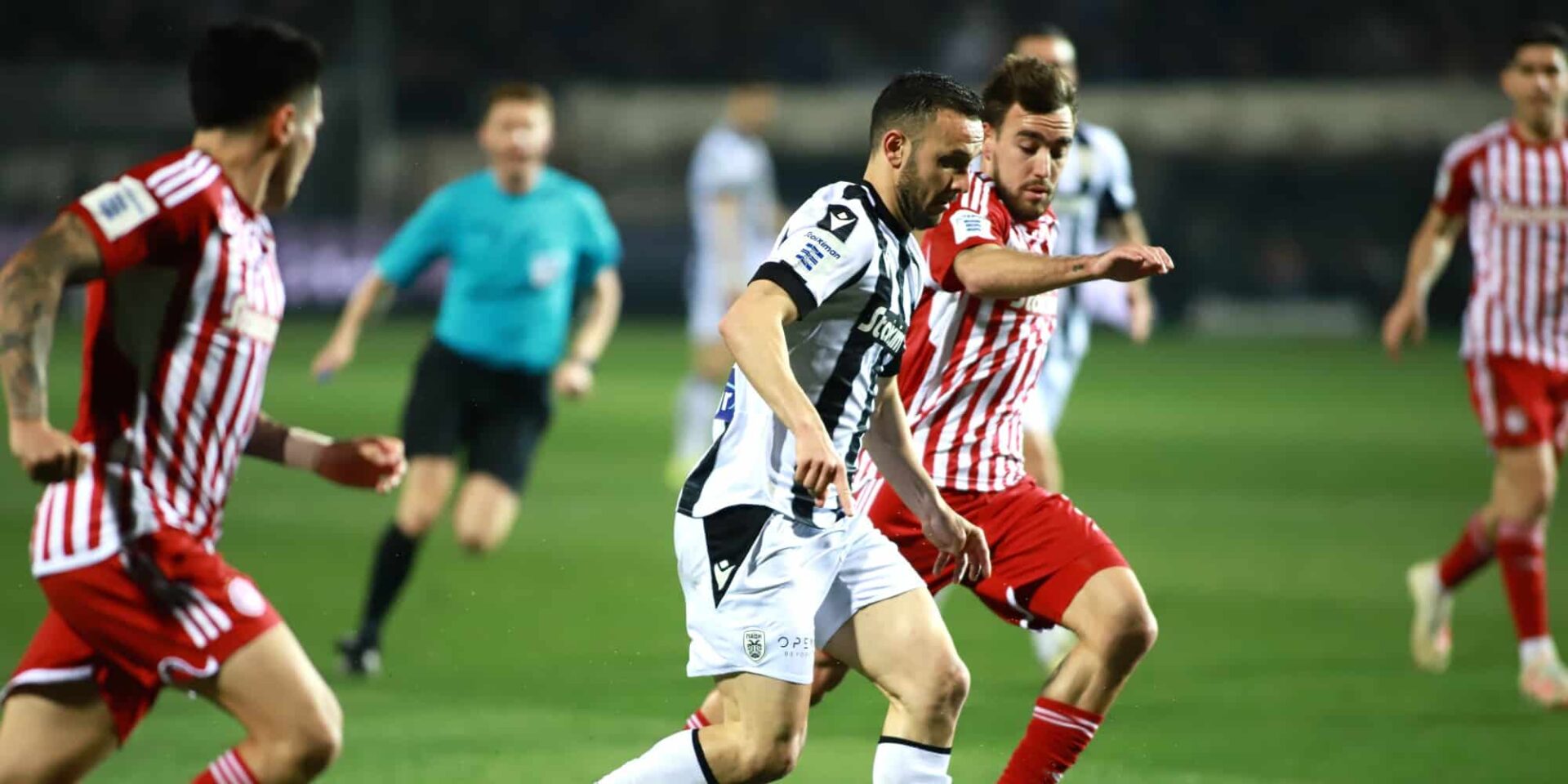 Φάση από τον αγώνα ΠΑΟΚ-Ολυμπιακός για τη Super League
