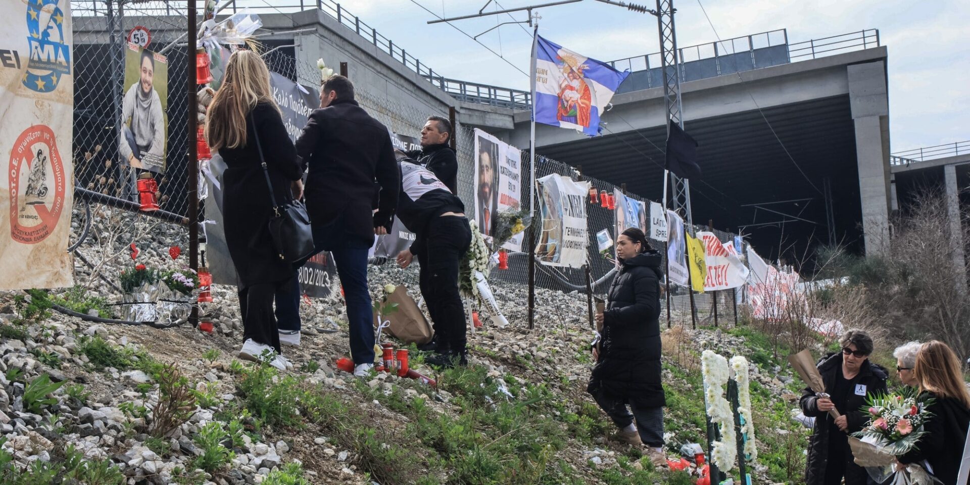 Συγγενείς των θυμάτων στο σημείο της τραγωδίας