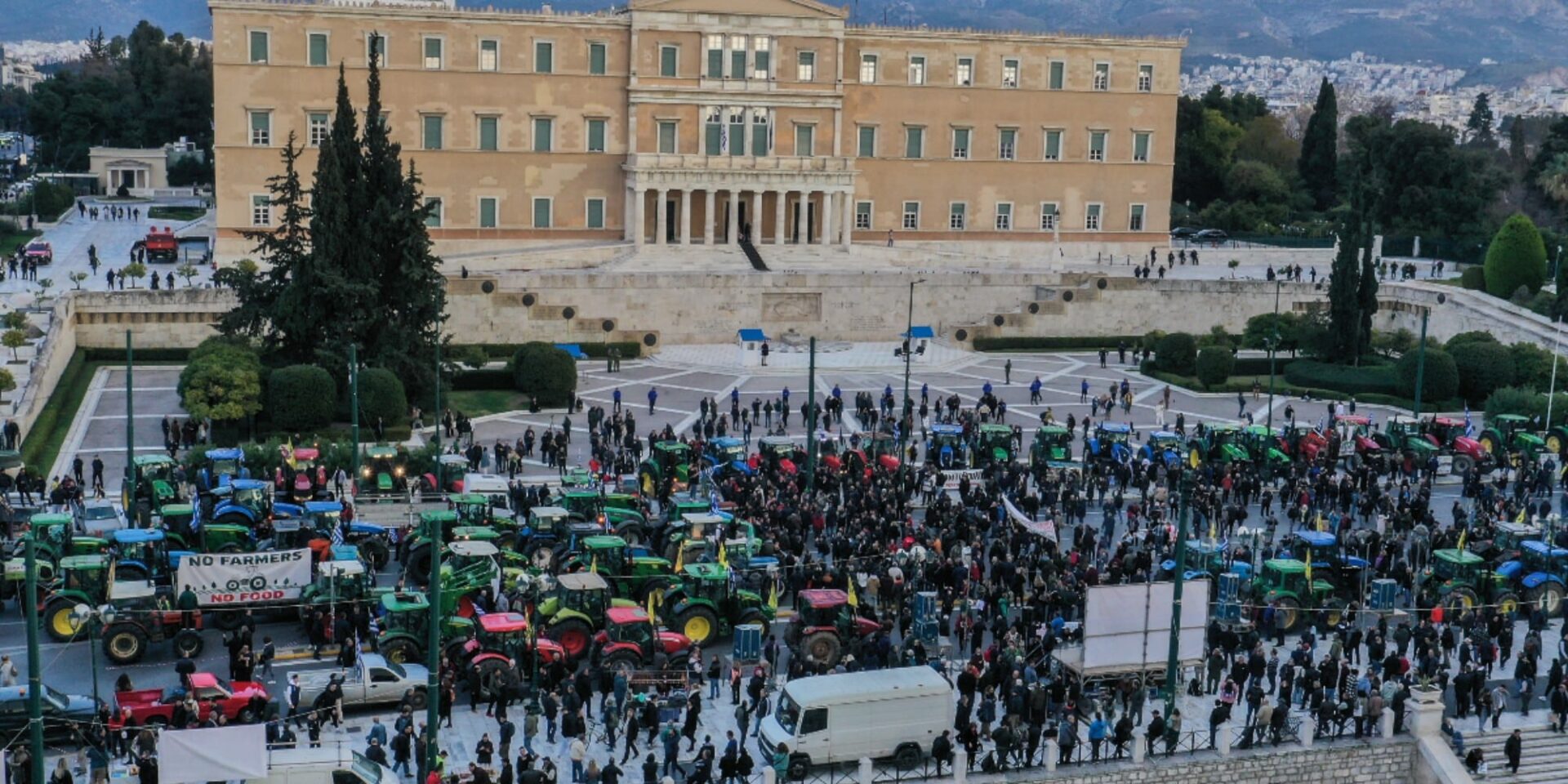 Αγρότες με τρακτέρ στο συλλαλητήριο στο Σύνταγμα