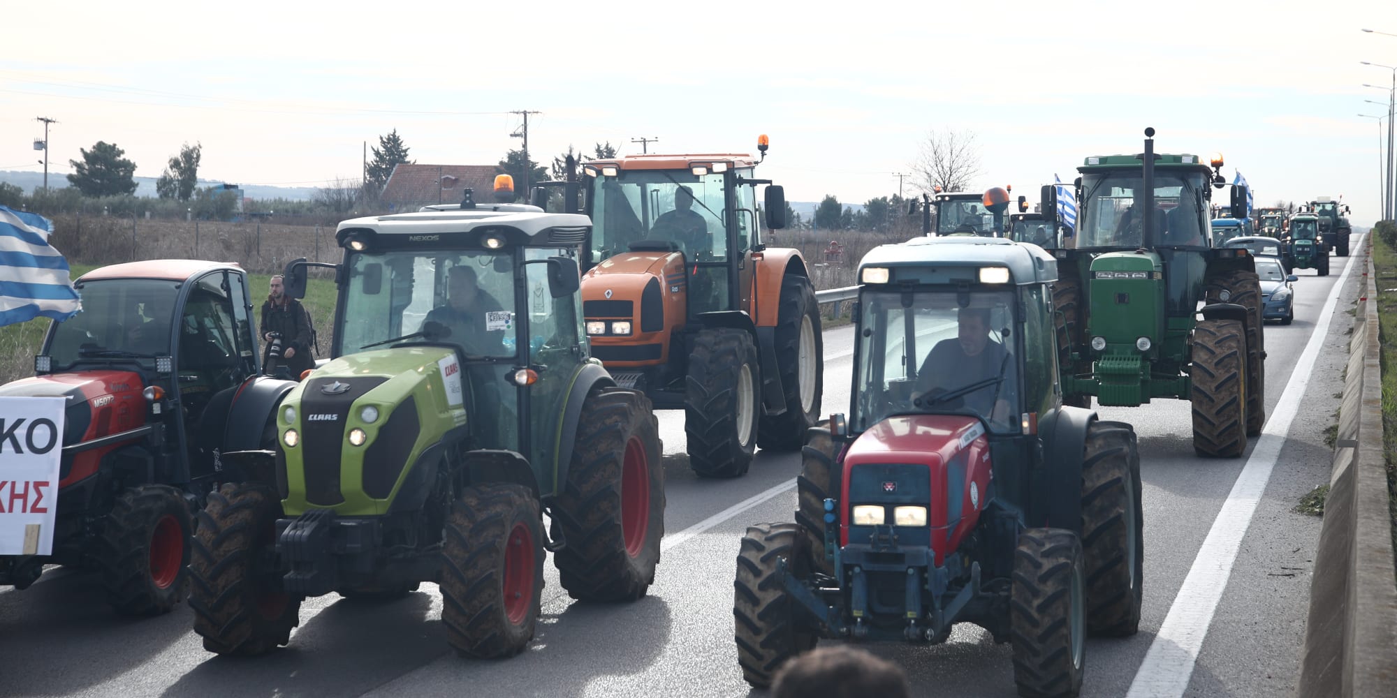 Οι αγρότες με τρακτέρ στην Εθνική οδό