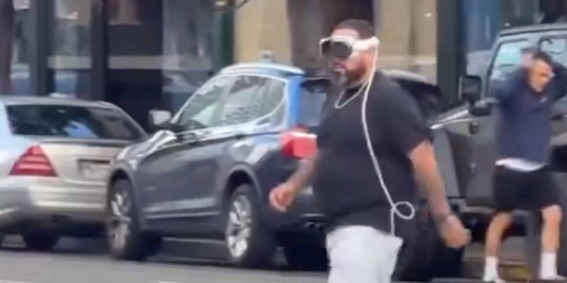 Άνδρας στις ΗΠΑ φοράει το Apple Vision Pro