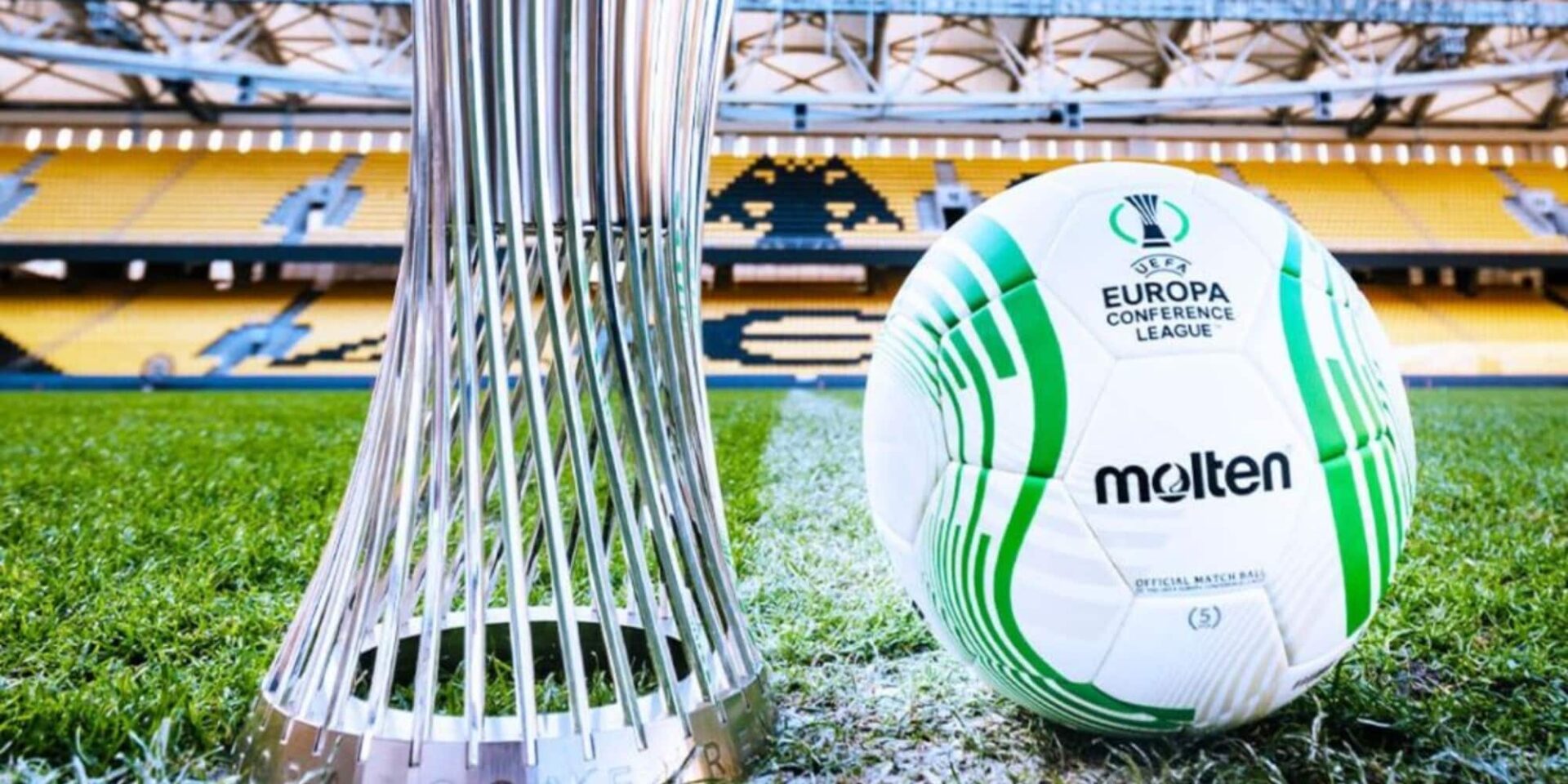 Η μπάλα και το τρόπαιο του Conference League στην «OPAP Arena»