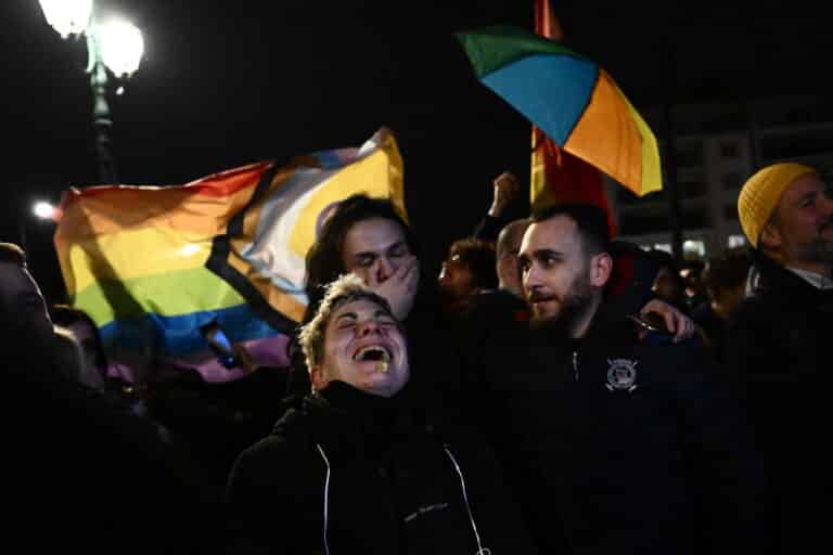 gamos gay - Πρώτο θέμα στον Guardian η ψήφιση του νομοσχεδίου - «Ελλάδα, η πρώτη ορθόδοξη χώρα που νομιμοποιεί τον γάμο ομοφύλων»