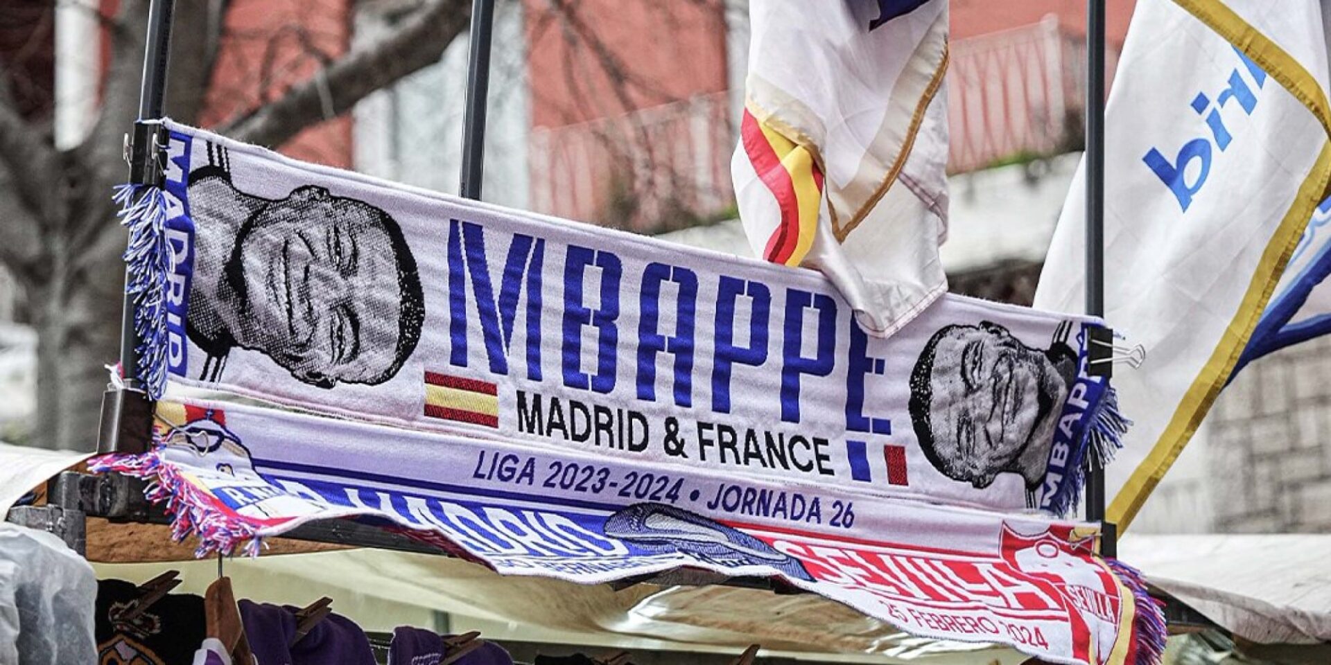 Κασκόλ με τον Κιλιάν Εμπαπέ