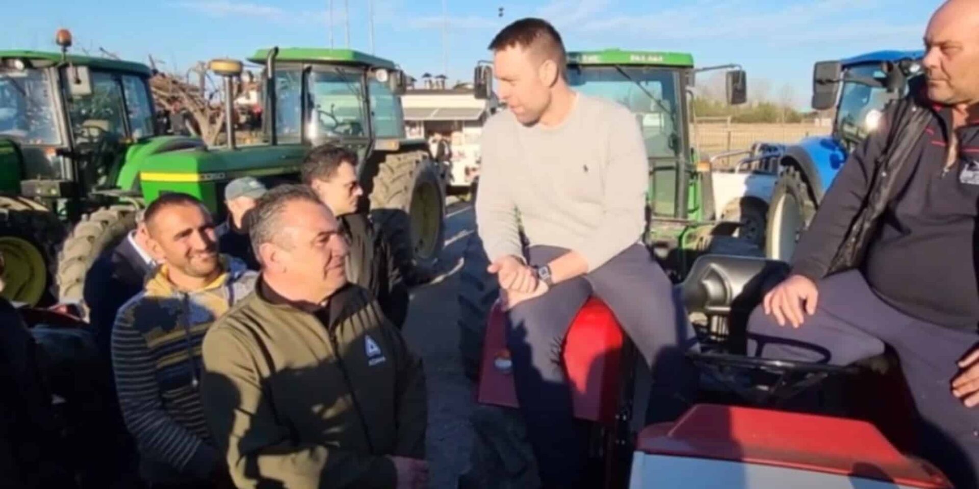 Ο Στέφανος Κασσελάκης επάνω σε τρακτέρ
