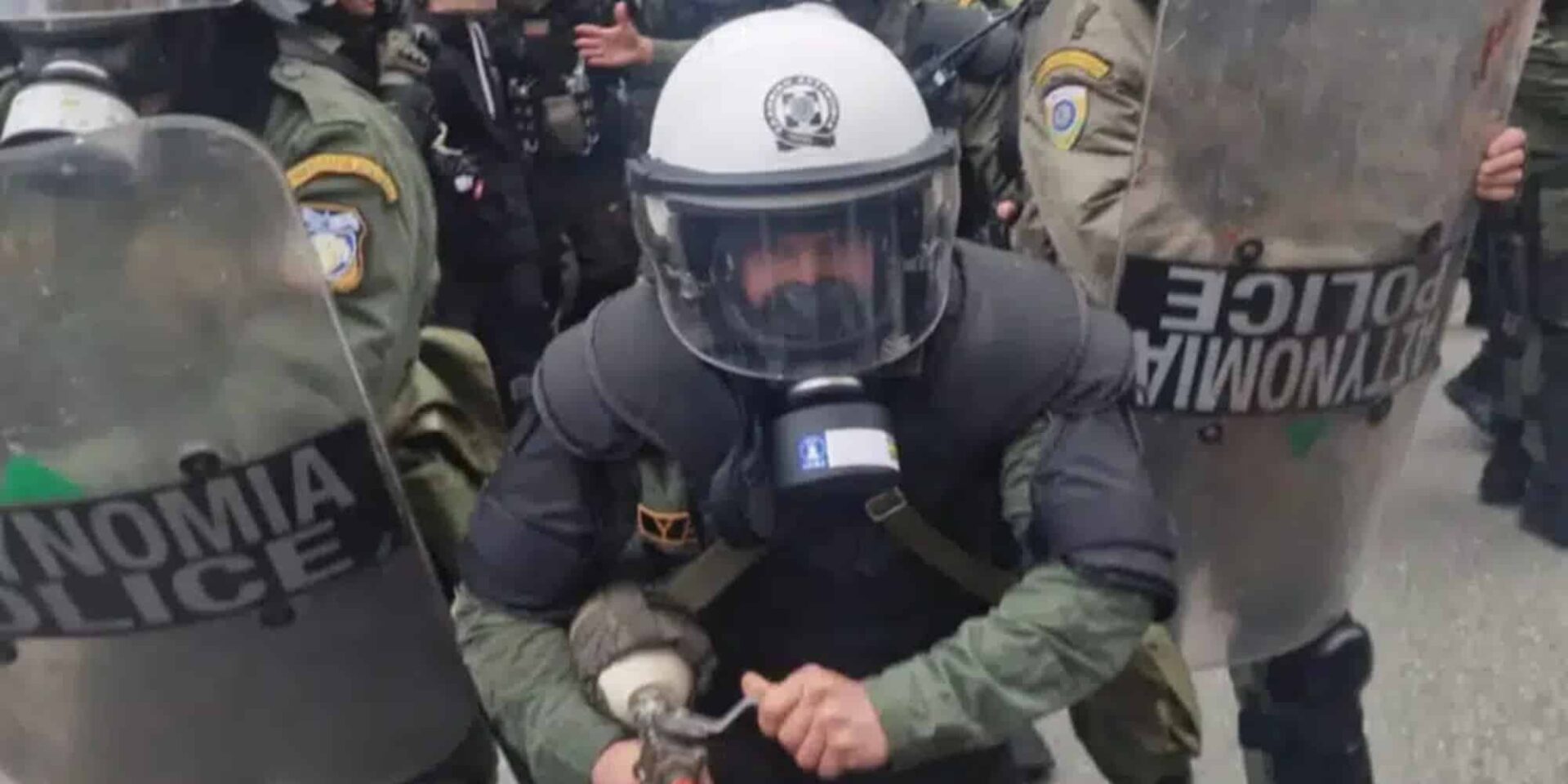 Τα ΜΑΤ χτύπησαν ρεπόρτερ στην πορεία για τα Τέμπη