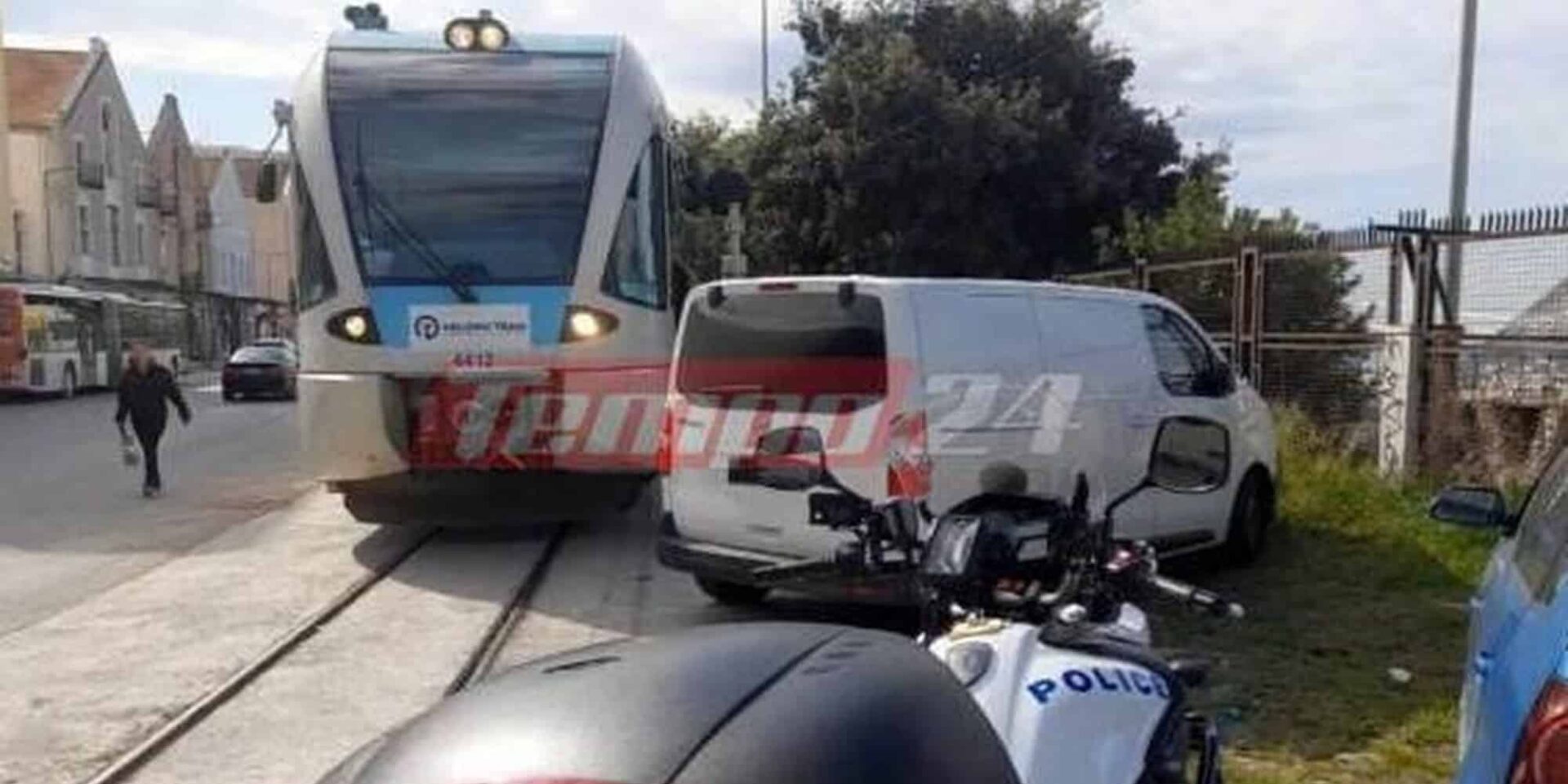Αυτοκίνητο πάνω στον Προαστιακό στην Πάτρα