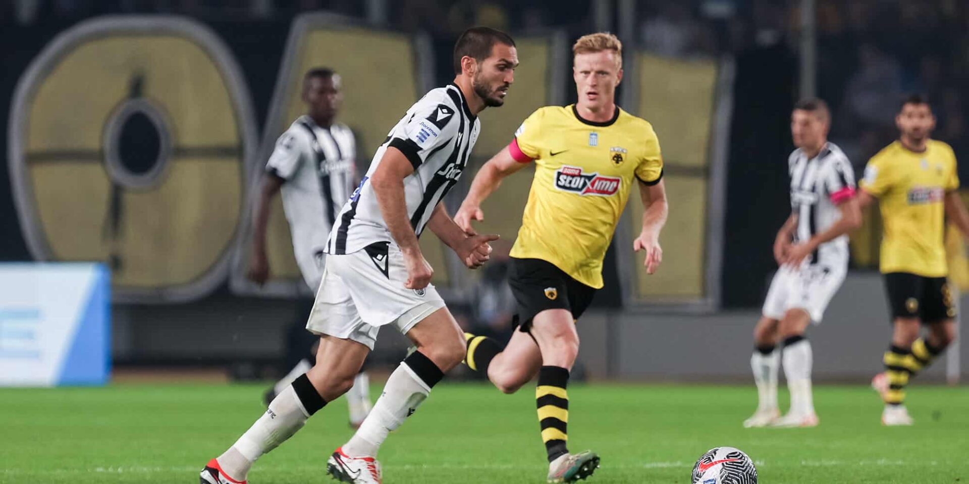 Φάση από αγώνα της Super League ΑΕΚ-ΠΑΟΚ
