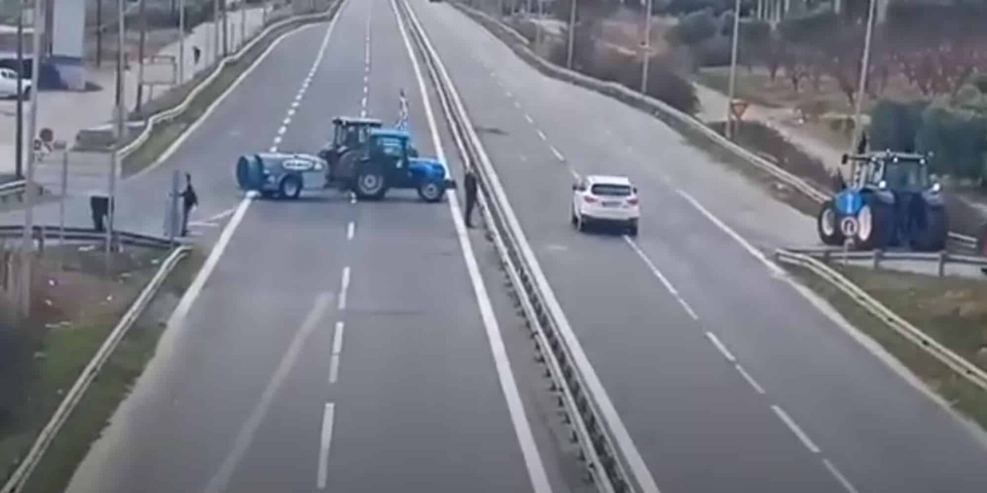 Αγρότες και μελισσοκόμοι έκλεισαν την Εθνική Οδό στη Θεσσαλονίκη