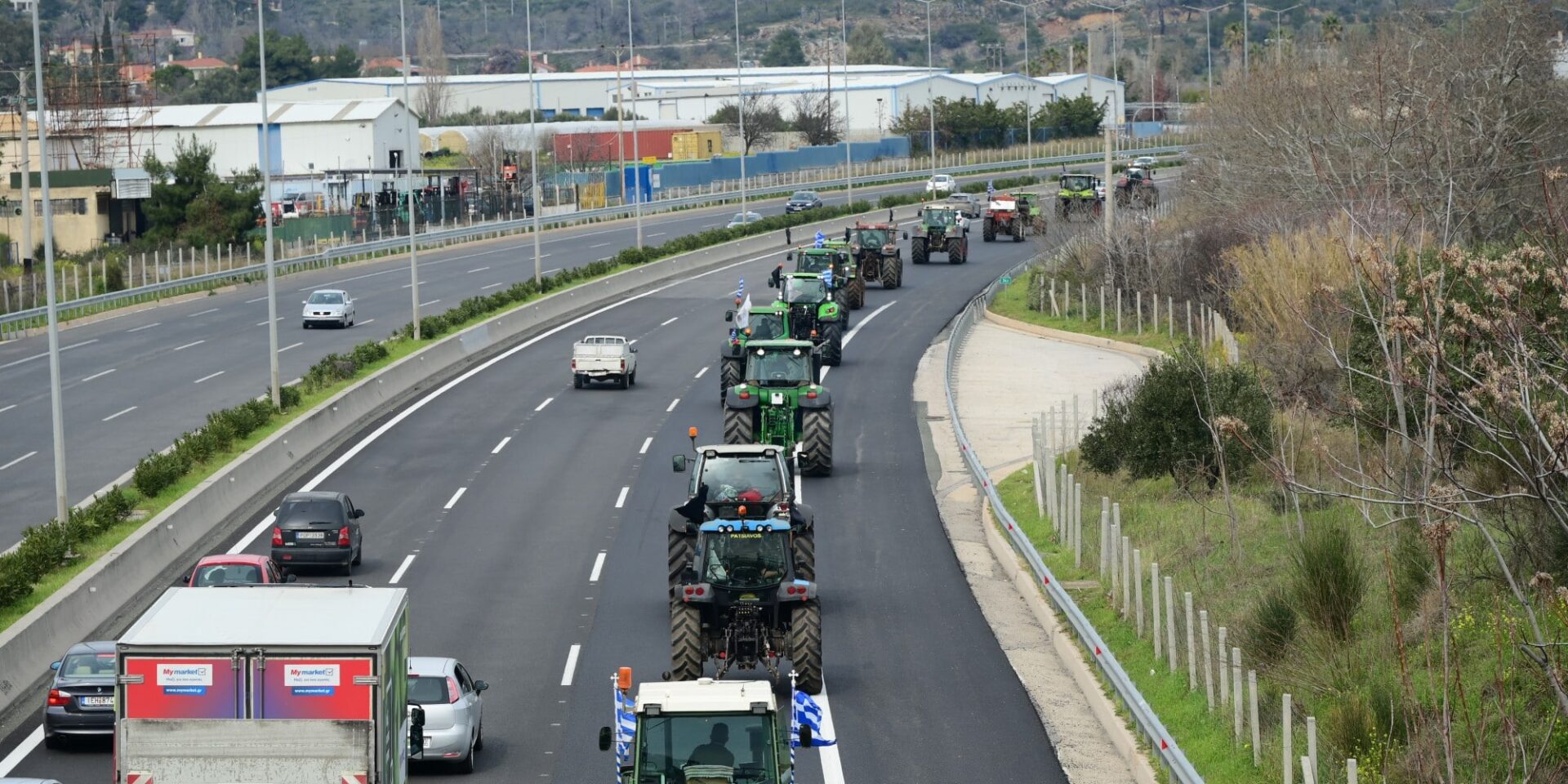 Αγρότες με τα τρακτέρ τους